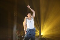 劇団鹿殺し「傷だらけのカバディ」より。（撮影：和田咲子）