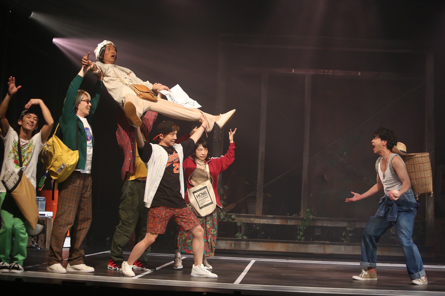 劇団鹿殺し「傷だらけのカバディ」より。（撮影：和田咲子）