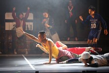 劇団鹿殺し「傷だらけのカバディ」より。（撮影：和田咲子）