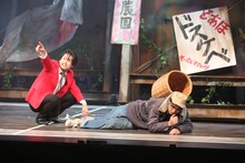 劇団鹿殺し「傷だらけのカバディ」より。（撮影：和田咲子）