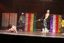 劇団鹿殺し「傷だらけのカバディ」より。（撮影：和田咲子）