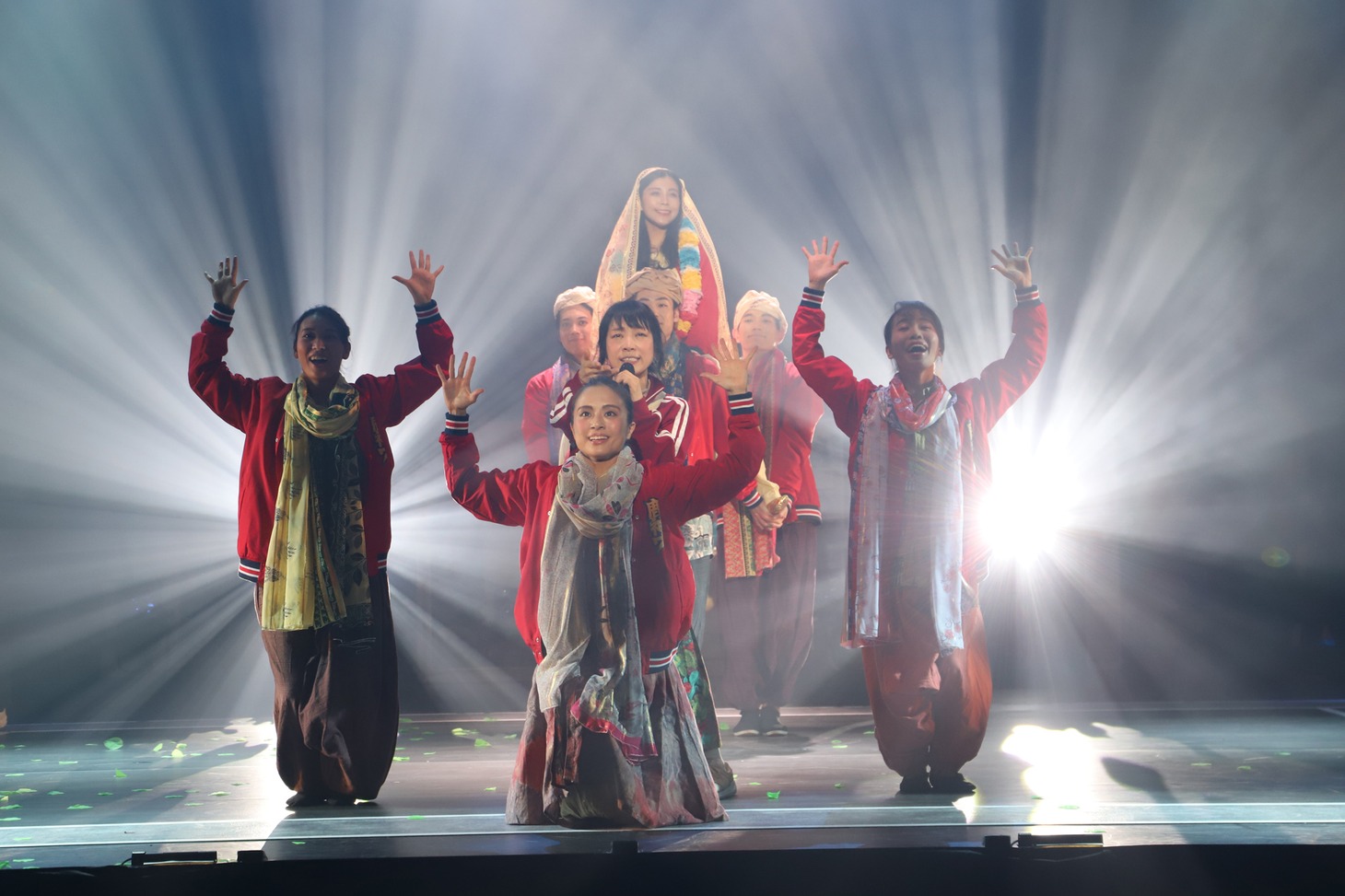 劇団鹿殺し「傷だらけのカバディ」より。（撮影：和田咲子）