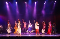 劇団鹿殺し「傷だらけのカバディ」より。（撮影：和田咲子）