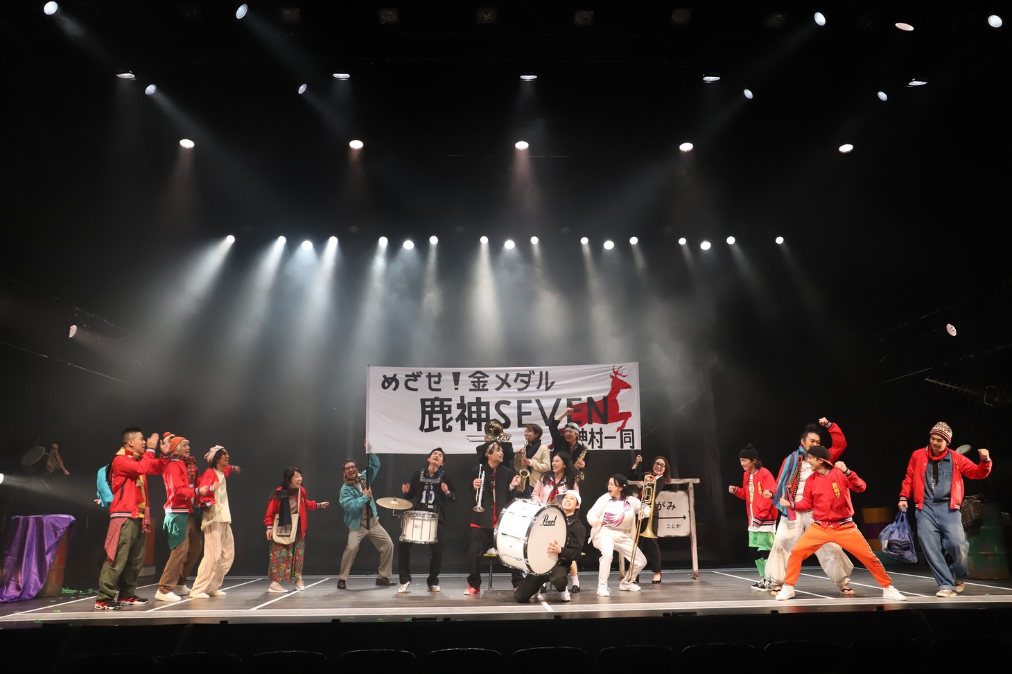 劇団鹿殺し「傷だらけのカバディ」より。（撮影：和田咲子）