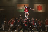 劇団鹿殺し「傷だらけのカバディ」より。（撮影：和田咲子）