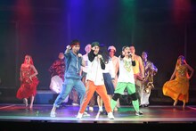 劇団鹿殺し「傷だらけのカバディ」より。（撮影：和田咲子）