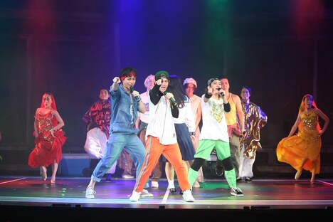 劇団鹿殺し「傷だらけのカバディ」より。（撮影：和田咲子）