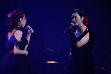 「時は戻らない」を歌う愛加あゆ（左）と壮一帆（右）。