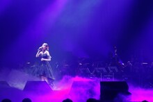 「愛という名の呪い」を歌う愛加あゆ。