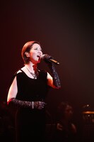 「ひとつの愛」を歌う壮一帆。