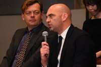 ショーン・ホームズ（右）