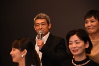 鶴見辰吾（中央）