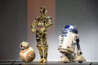 左からBB-8、C-3PO、R2-D2。