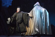 「スター・ウォーズ歌舞伎 -煉之介光刃三本-」より、市川海老蔵演じる魁煉之介（手前）。