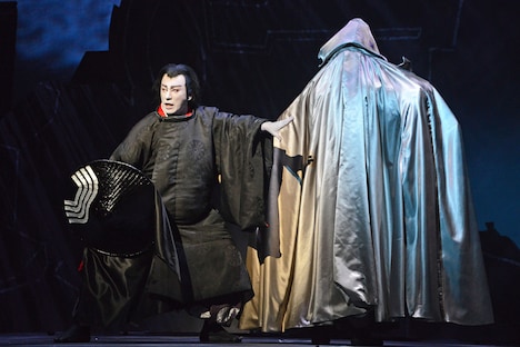 「スター・ウォーズ歌舞伎 -煉之介光刃三本-」より、市川海老蔵演じる魁煉之介（手前）。