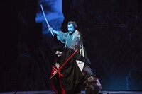 「スター・ウォーズ歌舞伎」より、市川海老蔵演じる皇海大陸琉空（後方）。