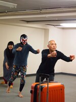 岡崎藝術座「+51 アビアシオン, サンボルハ」稽古の様子。左から稲継美保、捩子ぴじん、福永武史。