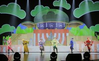 舞台「おそ松さん on STAGE ～SIX MEN'S SHOW TIME 3～」より。