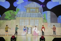 舞台「おそ松さん on STAGE ～SIX MEN'S SHOW TIME 3～」より。