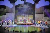 舞台「おそ松さん on STAGE ～SIX MEN'S SHOW TIME 3～」より。