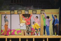 舞台「おそ松さん on STAGE ～SIX MEN'S SHOW TIME 3～」より。