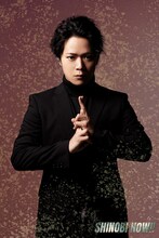 鈴木康洋の扮装ビジュアル。