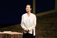 二兎社公演43「私たちは何も知らない」より。（撮影：本間伸彦）