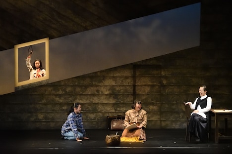 二兎社公演43「私たちは何も知らない」より。（撮影：本間伸彦）