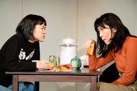 タカハ劇団 第16回公演「女友達」より。（撮影：塚田史香）