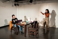 タカハ劇団 第16回公演「女友達」より。（撮影：塚田史香）