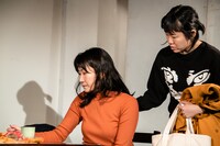 タカハ劇団 第16回公演「女友達」より。（撮影：塚田史香）