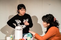 タカハ劇団 第16回公演「女友達」より。（撮影：塚田史香）