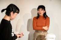 タカハ劇団 第16回公演「女友達」より。（撮影：塚田史香）