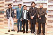 左から岸谷五朗、海宝直人、屋良朝幸、斉藤和義、森雪之丞。