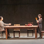 栗山民也演出「月の獣」開幕、眞島秀和「普遍的なところを感じて」