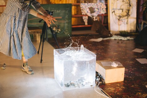 バストリオ #10「ストレンジャーたち／野性の日々」より。（Photo by comuramai）