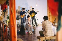 バストリオ #10「ストレンジャーたち／野性の日々」より。（Photo by comuramai）