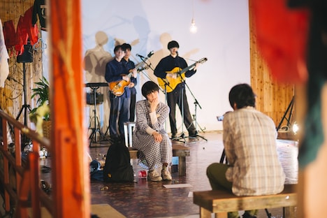 バストリオ #10「ストレンジャーたち／野性の日々」より。（Photo by comuramai）