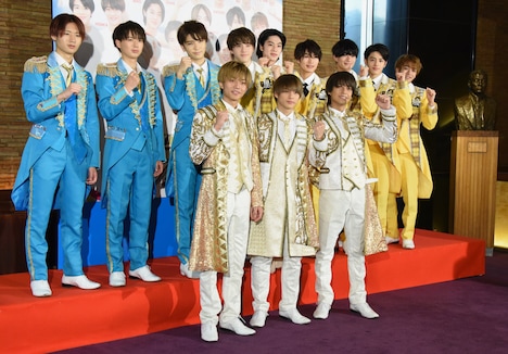 「ジャニーズ・アイランド」囲み取材の様子。