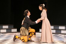 松本祐子が演出を手がけた、文学座附属演劇研究所研修科卒業発表会「十二夜」より。（撮影：飯田研紀）