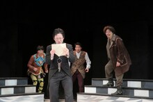 松本祐子が演出を手がけた、文学座附属演劇研究所研修科卒業発表会「十二夜」より。（撮影：飯田研紀）