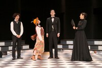 松本祐子が演出を手がけた、文学座附属演劇研究所研修科卒業発表会「十二夜」より。（撮影：飯田研紀）