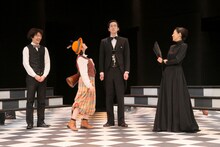 松本祐子が演出を手がけた、文学座附属演劇研究所研修科卒業発表会「十二夜」より。（撮影：飯田研紀）