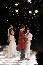 松本祐子が演出を手がけた、文学座附属演劇研究所研修科卒業発表会「十二夜」より。（撮影：飯田研紀）