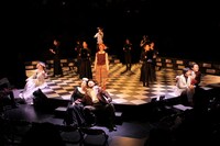 松本祐子が演出を手がけた、文学座附属演劇研究所研修科卒業発表会「十二夜」より。（撮影：飯田研紀）