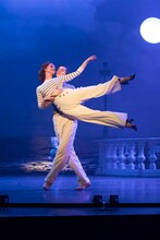 「マシュー・ボーンの『赤い靴』」より。（Photo by Johan Persson / 提供：ホリプロ）