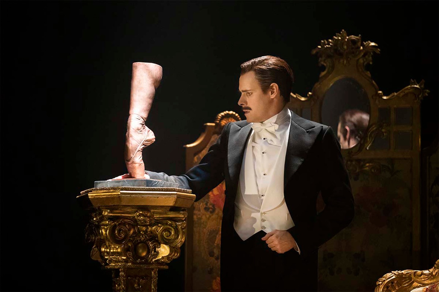 「マシュー・ボーンの『赤い靴』」より。（Photo by Johan Persson / 提供：ホリプロ）