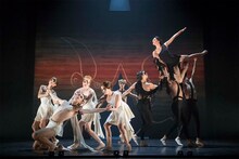 「マシュー・ボーンの『赤い靴』」より。（Photo by Johan Persson / 提供：ホリプロ）