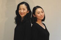 左から中地美佐子、飯野遠。