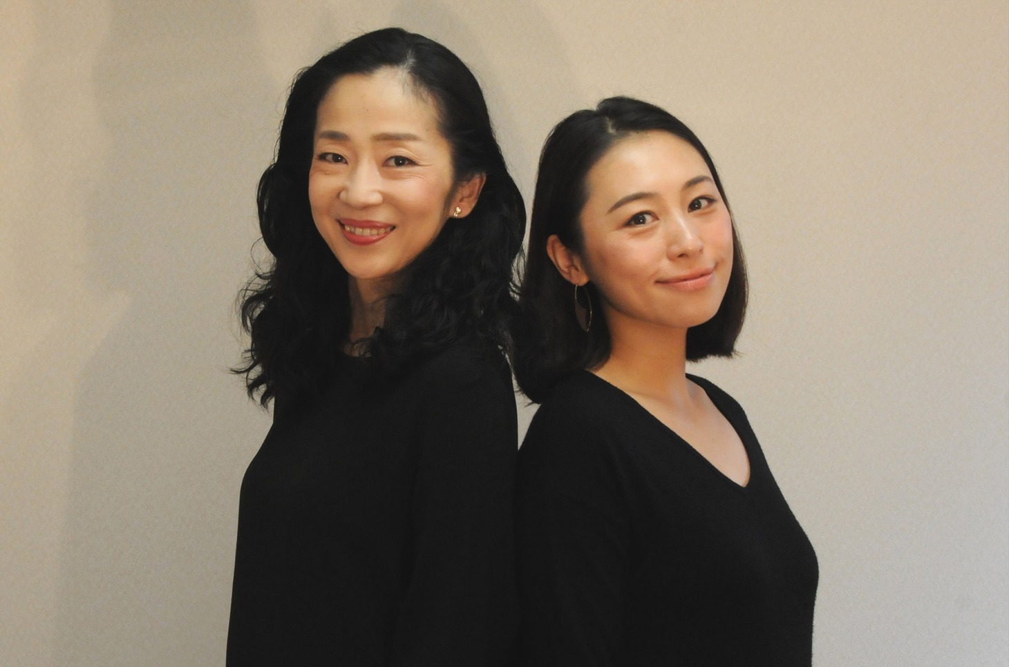 左から中地美佐子、飯野遠。